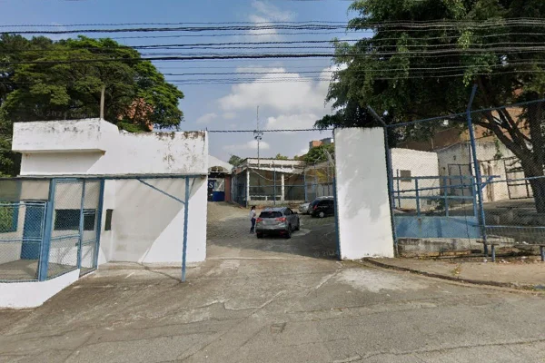 Imagem colorida mostra fachada de presídio onde mulher foi resgatada. Metrópoles