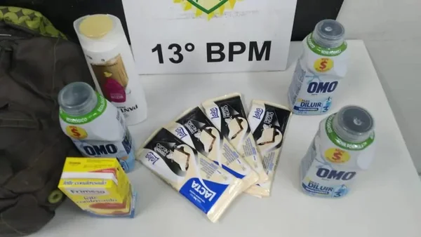 Itens de comida e higiene roubados por homem com tornozeleira eletrônica em mercado sob mesa em delegacia da Polícia Militar do DF - Metrópoles