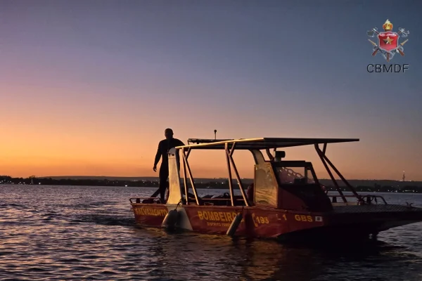 Jovem morre após se afogar e cair de embarcação no Lago Paranoá
