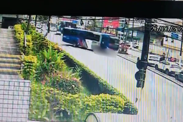 Imagens de câmeras de segurança mostram o momento em que a mulher atravessa a avenida e é atingida por um ônibus durante uma conversão - Metrópoles