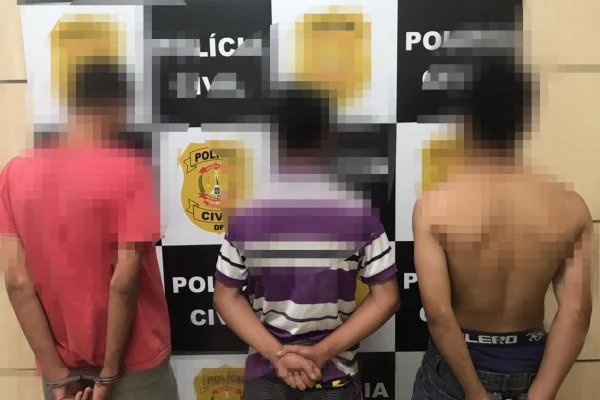 três pessoas de costas