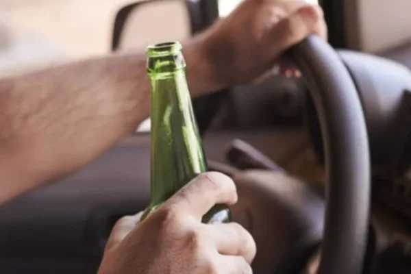 motorista com garrafa na mão