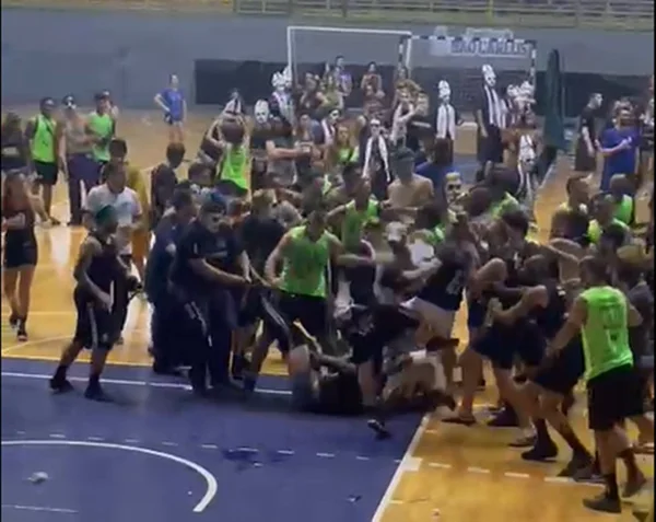 Vídeo: competição universitária de medicina tem pancadaria em SP
