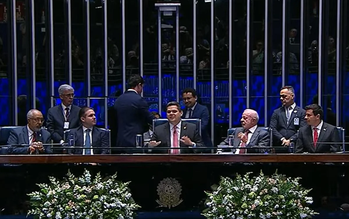 O senador Paulo Paim (PT-RS) compõe a Mesa Direotora durante a promulgação da PEC da 6x1 O senador Paulo Paim (PT-RS) compõe a Mesa Direotora durante a promulgação da PEC da 6x1