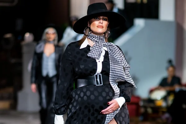 Grávidas e modelos plus size roubam a cena no New York Fashion Week