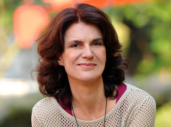 Licia Manzo, autora de Um Lugar ao Sol