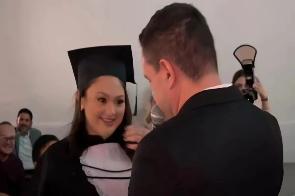Imagem colorida, pedido de casamento durante colação de grau- Metrópoles