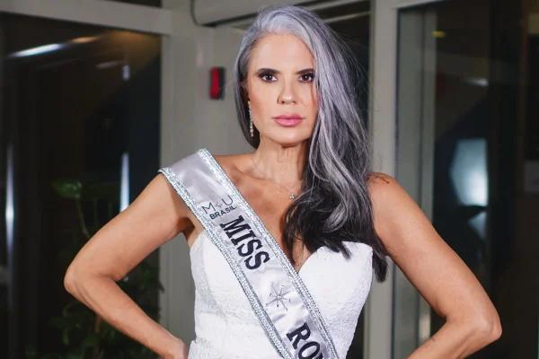Cris Leite está representando a Rondônia no Miss Brasil 2025. No palco do concurso, ela luta pela inclusão das mulheres 50+ no mundo da moda - Metrópoles