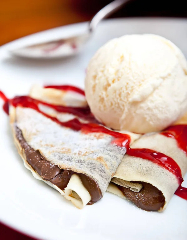 Xô dieta! Veja como preparar um crepe de Nutella com calda de frutas vermelhas