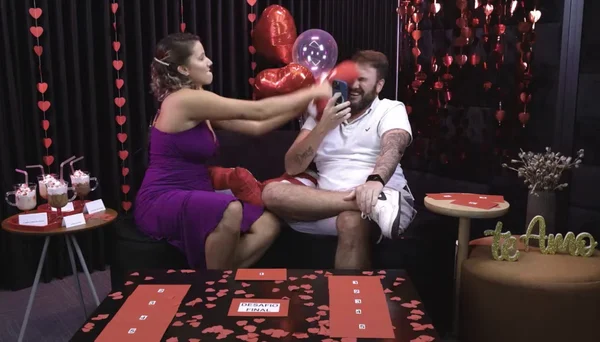 Foto colorida de um dos casais do primeiro episódio do projeto de Dia dos Namorados - Metrópoles