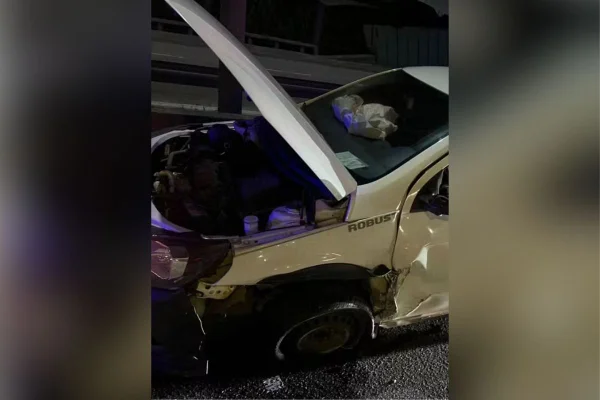 Imagem colorida mostra carro batido - Metrópoles