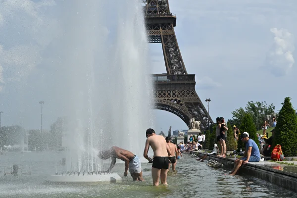 Pessoas tomando banho em fonte, na frente da Torre Eiffel devido ao calor na Europa -Metrópoles