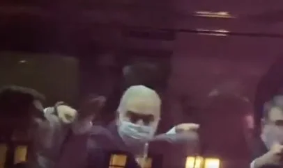 Ministro da Saúde mostra dedo do meio para manifestantes em NY. Vídeo