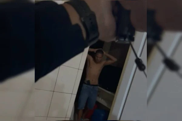 Homem procurado por violência doméstica é preso com drogas e munições