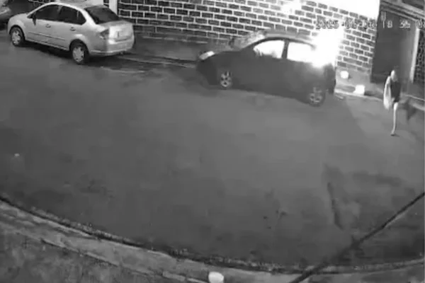 Imagem preto e branca de homem colocando fogo no carro - Metrópoles