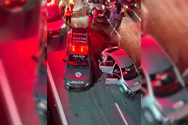 Uma pessoa morreu e três ficaram feridas durante a perseguição na Rodovia Anchieta. O acidente aconteceu em São Bernardo do Campo, em SP - Metrópoles