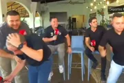 Jornalistas correm após transmissão ao vivo ser interrompida por terremoto Jornalistas correm após transmissão ao vivo ser interrompida por terremoto