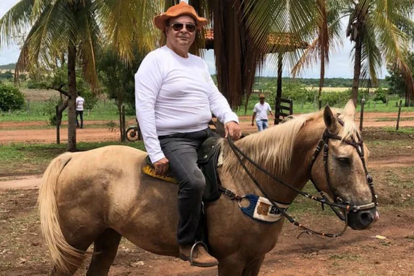 Viagem de Ibaneis ao Piauí teve trio elétrico e até passeio a cavalo