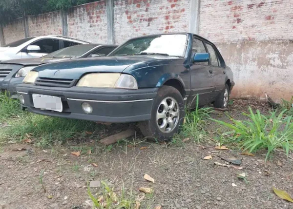 foto de um carro do modelo Monza na cor azul