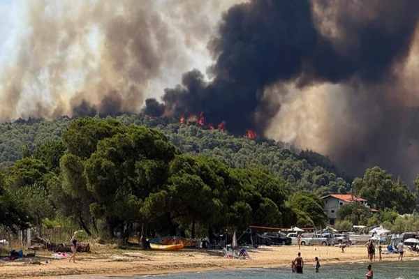 Imagem colorida, Incêndio obriga turistas a deixarem parte da ilha de Creta, na Grécia- Metrópoles