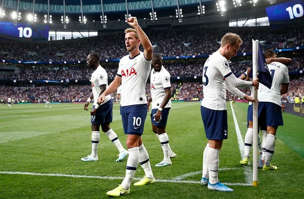 Com 2 gols de Kane, Tottenham vence o Aston Villa com virada no fim