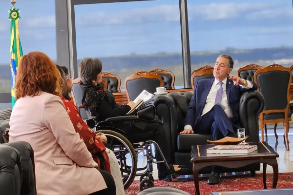 Imagem colorida de Luis Roberto Barroso e Maria da Penha no STF