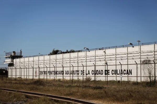 Imagem colorida mostra prisão no México - Metrópoles