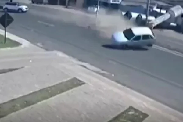 Carro capota em avenida de Iporá (GO)