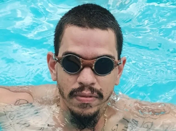 Foto colorida mostra Rafael Garcia