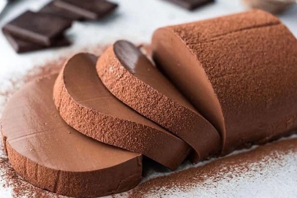 Pudim de chocolate vegano tem receita cremosa e fácil de fazer