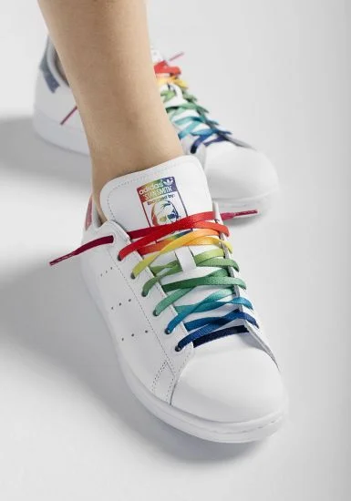 Tênis da Adidas com cadarços coloridos. A peça é uma edição especial da marca Tênis da Adidas com cadarços coloridos. A peça é uma edição especial da marca