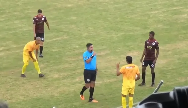 Árbitro adverte jogador do Brasiliense por drible diferenciado