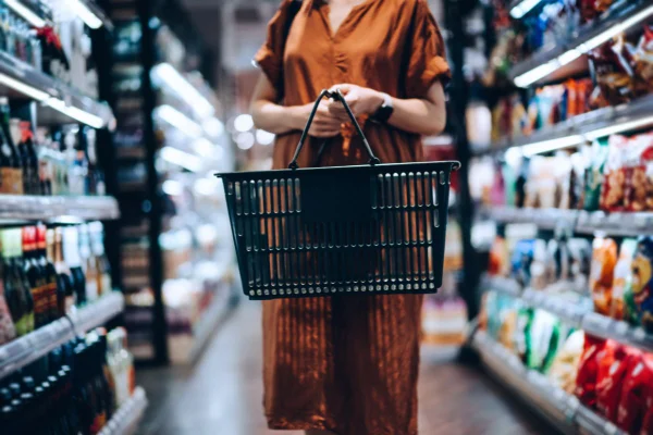 mulher segurando uma cesta de mercado