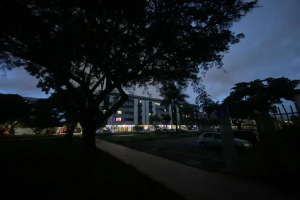 Prédios com iluminação pública desligada