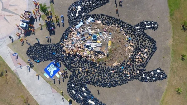 Após mutirão, Vitória (ES) monta mosaico gigante de resíduos coletados