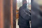 Fiscal agrediu a jovem por ela estar sem máscara no ônibus Fiscal agrediu a jovem por ela estar sem máscara no ônibus