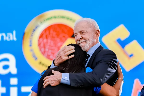 Lula premia 4,7 mil municípios na 2ª edição do Selo Alfabetização