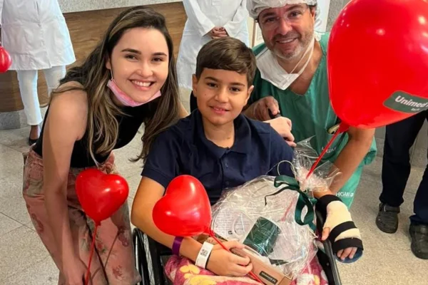Criança que perdeu perna em ataque de tubarão recebe alta após 1 mês - Metrópoles