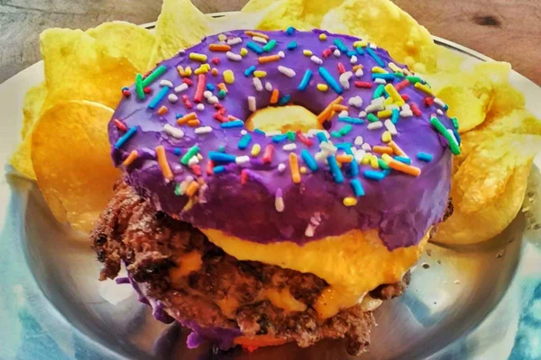 Hamburgueria lança “donut burger” para o Dia das Bruxas