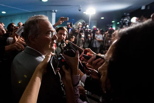 Senado decide não afastar Renan Calheiros e aguardar plenário do STF