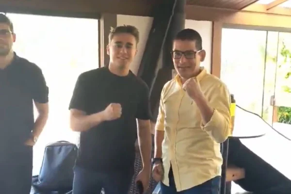 Imagem colorida de Nikolas Ferreira com crítico do ex-presidente Bolsonaro - Metrópoles