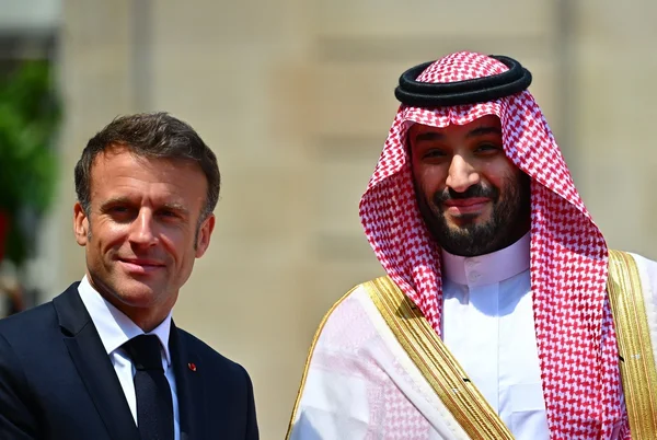 Imagem colorida mostra Macron e o príncipe da Arábia Saudita - Metrópoles