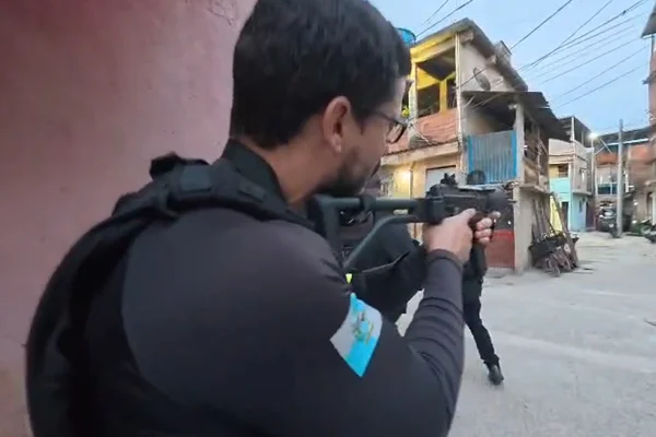 Polícia invade "base operacional" de ladrões do CV no Rio