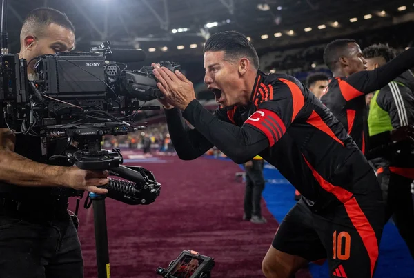 James Rodriguez comemorando vitória contra Espanha - Metrópoles