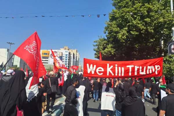 Iranianos queimam Trump de Lego em funeral de Ali Khamenei - destaque galeria Iranianos queimam Trump de Lego em funeral de Ali Khamenei - destaque galeria