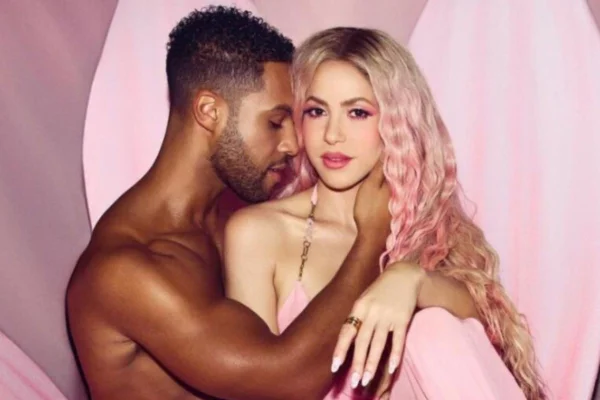 Lucien Laviscount e Shakira, no clipe Pontería