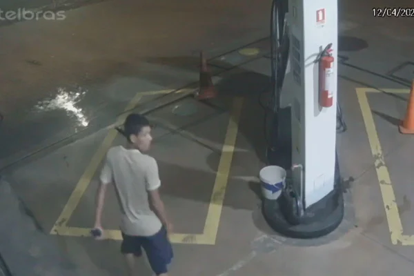 Vídeo: homem esfaqueia, dá pedradas no rosto de rival e foge