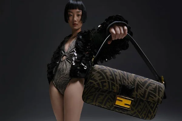 Modelo com bolsa Fendi