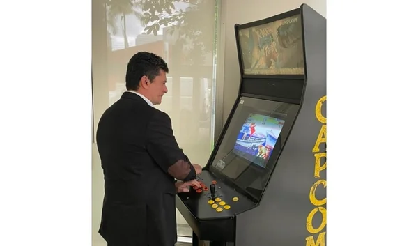 O ex-juiz Sergio Moro joga um fliperama na sede do MBL, em São Paulo