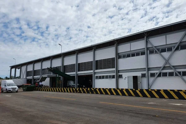 entrais de triagem e reciclagem e uma central de comercialização